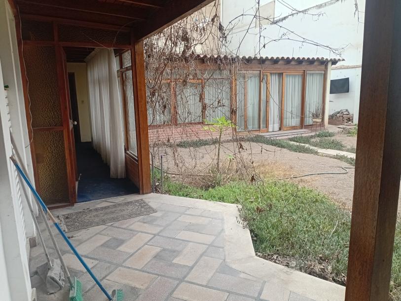 Casa de dos pisos más azotea, garaje, y sótano en Urb. Orrantia del mar San Isidro-0