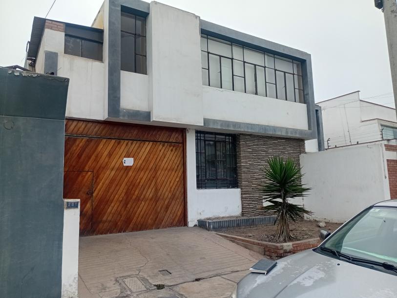 Casa de dos pisos más azotea, garaje, y sótano en Urb. Orrantia del mar San Isidro-1