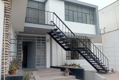 Casa de dos pisos más azotea, garaje, y sótano en Urb. Orrantia del mar San Isidro