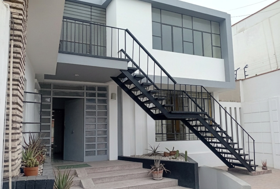 Casa de dos pisos más azotea, garaje, y sótano en Urb. Orrantia del mar San Isidro-2