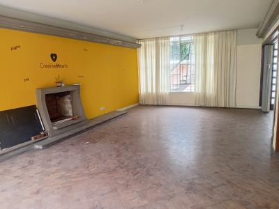 Casa de dos pisos más azotea, garaje, y sótano en Urb. Orrantia del mar San Isidro