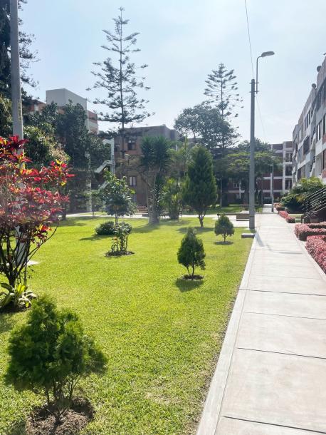 Monterrico. Cerca a universidades, Jockey Plaza, CC El Polo,  Vive seguro en condominio con amplias áreas verdes-0