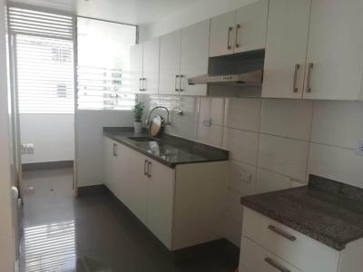 🏢 ¡Ocasión en San Miguel! Moderno Depa de 3 Dormitorios con Gas Natural y Balcón 🌊 | Precio: S/ 1,850 | 2 baños completos | Piso 5 con ascensor | Vista a Calle | Bien iluminado.