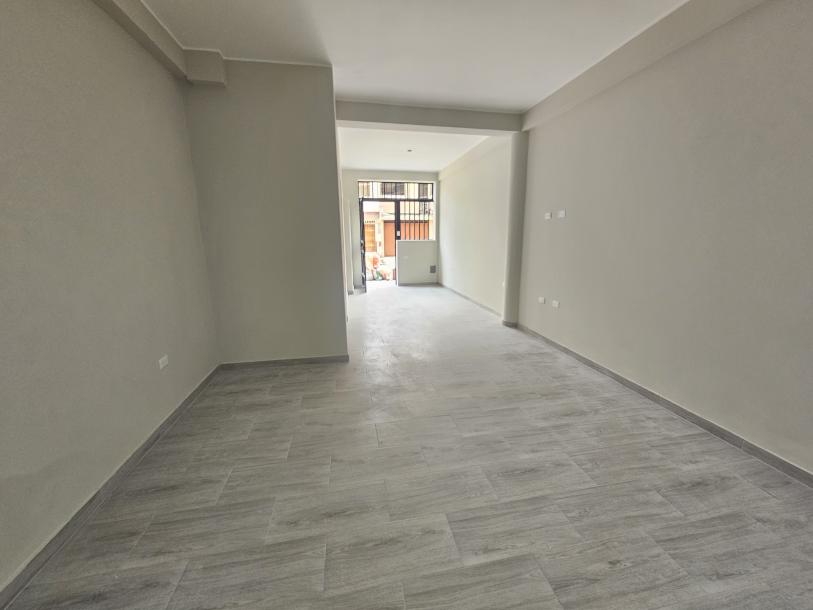 VENDO 1ER PISO REMODELADO FRENTE A LA PUERTA 6 DE LA UNÍ-1