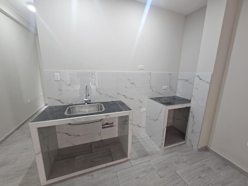 VENDO 1ER PISO REMODELADO FRENTE A LA PUERTA 6 DE LA UNÍ-2