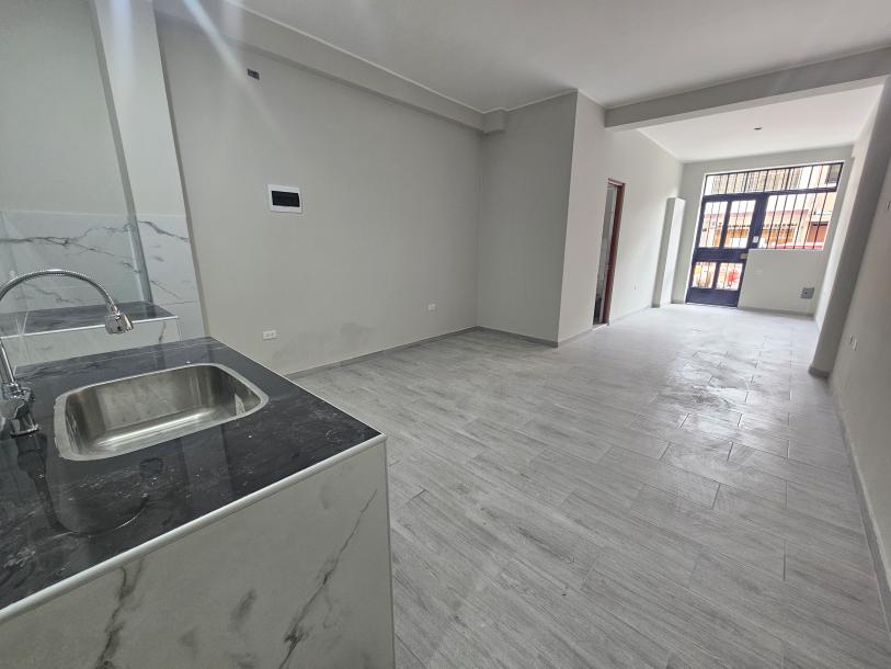 VENDO 1ER PISO REMODELADO FRENTE A LA PUERTA 6 DE LA UNÍ-4