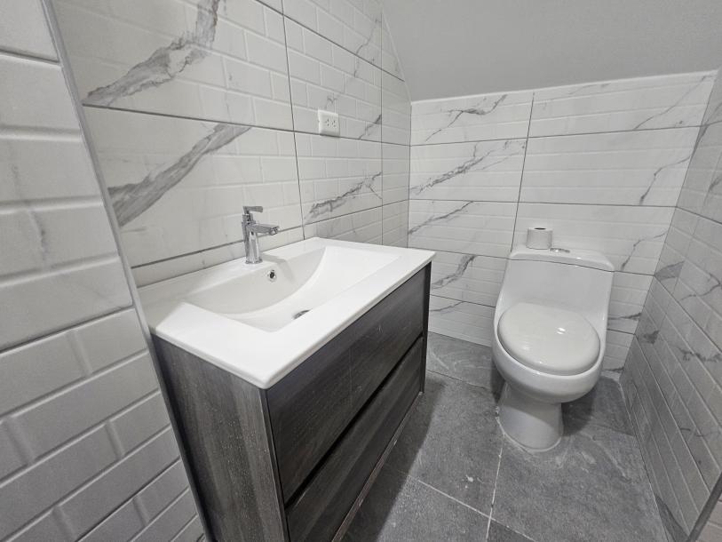 VENDO 1ER PISO REMODELADO FRENTE A LA PUERTA 6 DE LA UNÍ-9