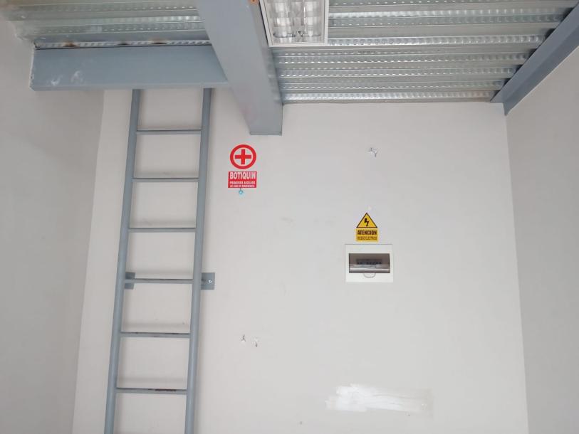 Stand Comercial en El Reloj Malvinas Plaza-1