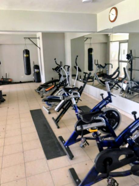 VENDO DPTO. 1ER. PISO SURCO URB. JARDINES EL POLO Hunt 149M2AO 111.20 3 DORMS. PISCINA, GIMNASIO. TLF. 914 853 119-0